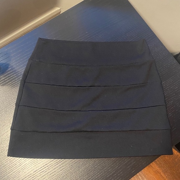 ⭐️ Black Mini-Skirt - Picture 2 of 3